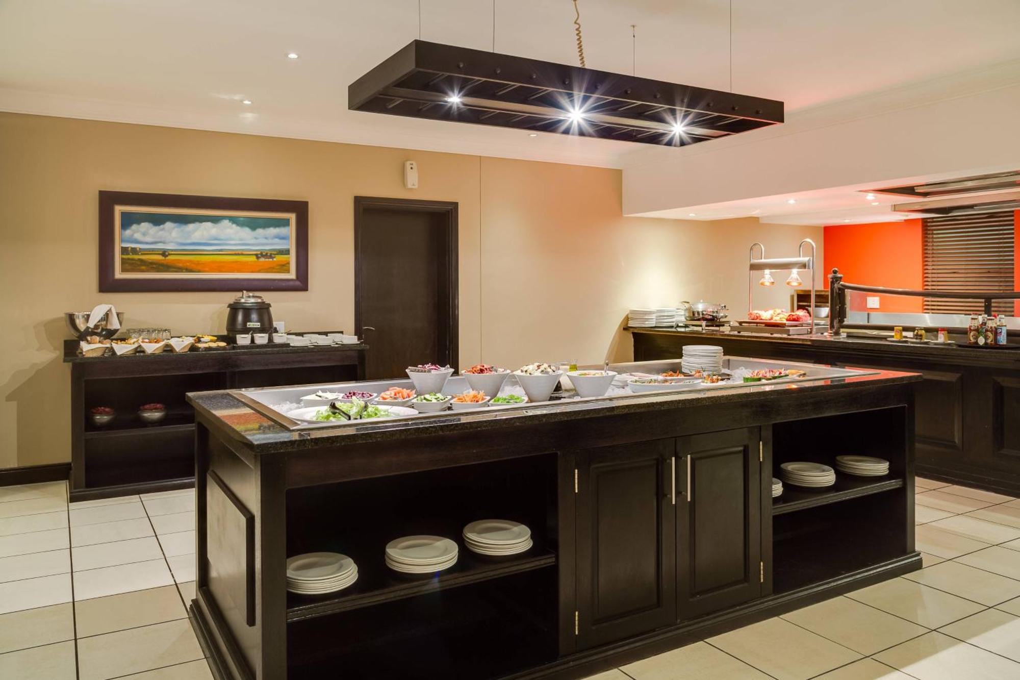 Protea Hotel By Marriott Bloemfontein Esterno foto
