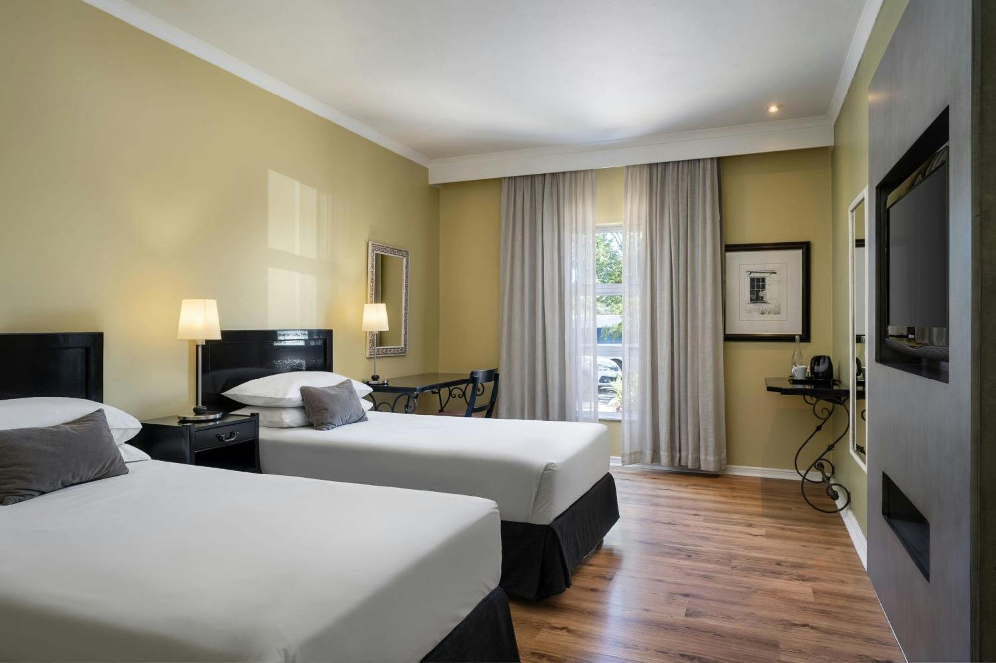 Protea Hotel By Marriott Bloemfontein Esterno foto
