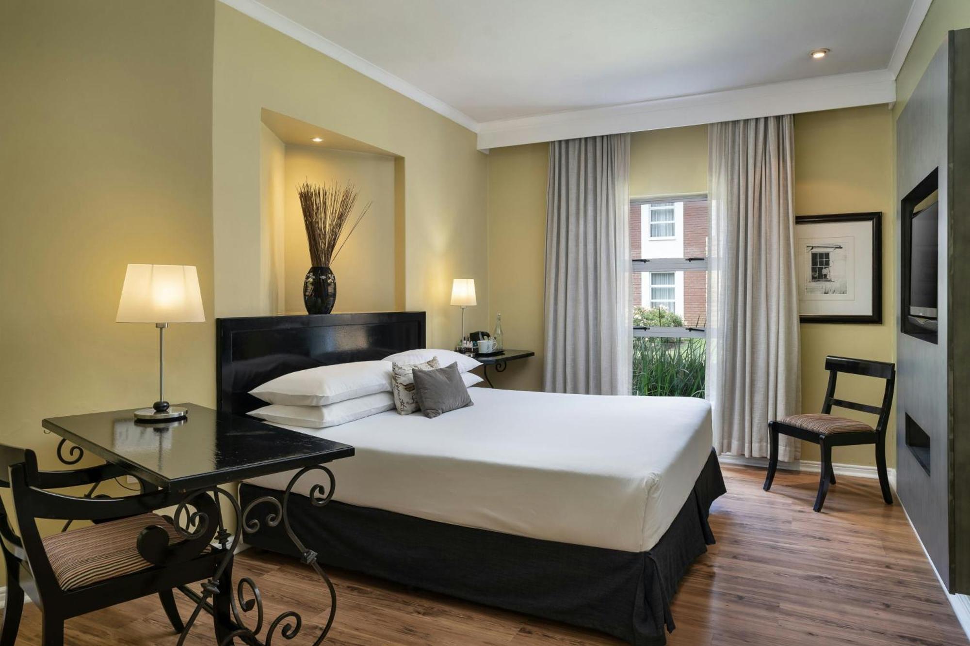 Protea Hotel By Marriott Bloemfontein Esterno foto